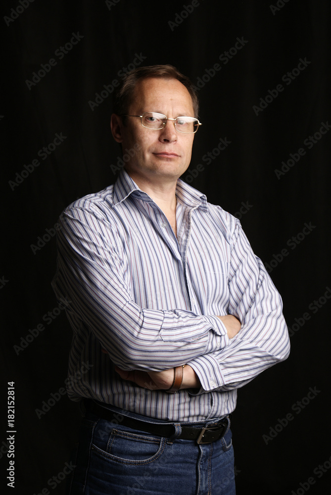 Obraz premium White Man in glasses posing in studio