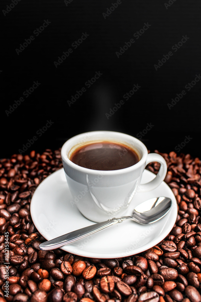 Espresso in weißer Tasse mit Kaffeebohnen Espresso in weißer Tasse mit Kaffeebohnen