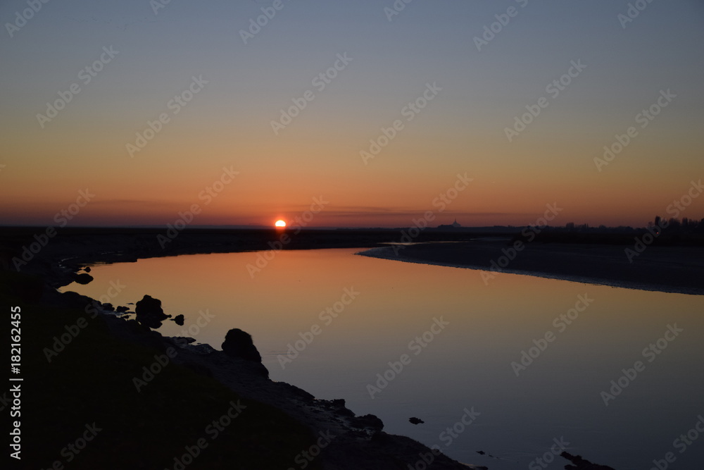 Coucher de soleil sur le fleuve de la Sélune qui se jette dans la baie du Mont Saint Michel