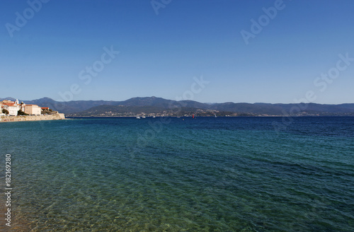 Corsica, 01/09/2017: lo skyline di Ajaccio, famosa città sulla costa sud della Corsica, e il suo lungomare con vista sul Mar Mediterraneo e la spiaggia