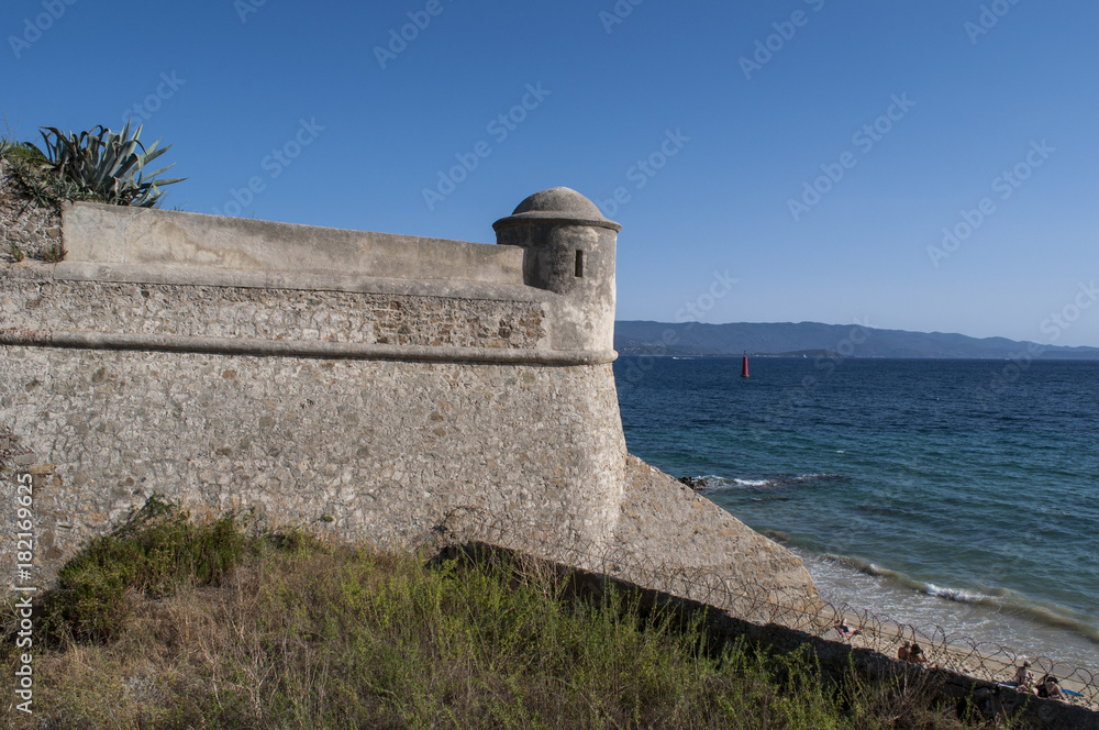 Corsica, 01/09/2017: le antiche mura della Cittadella di Ajaccio, fortezza militare che fu una prigione durante la seconda guerra mondiale, affacciata sul Mar Mediterraneo e sulla spiaggia cittadina