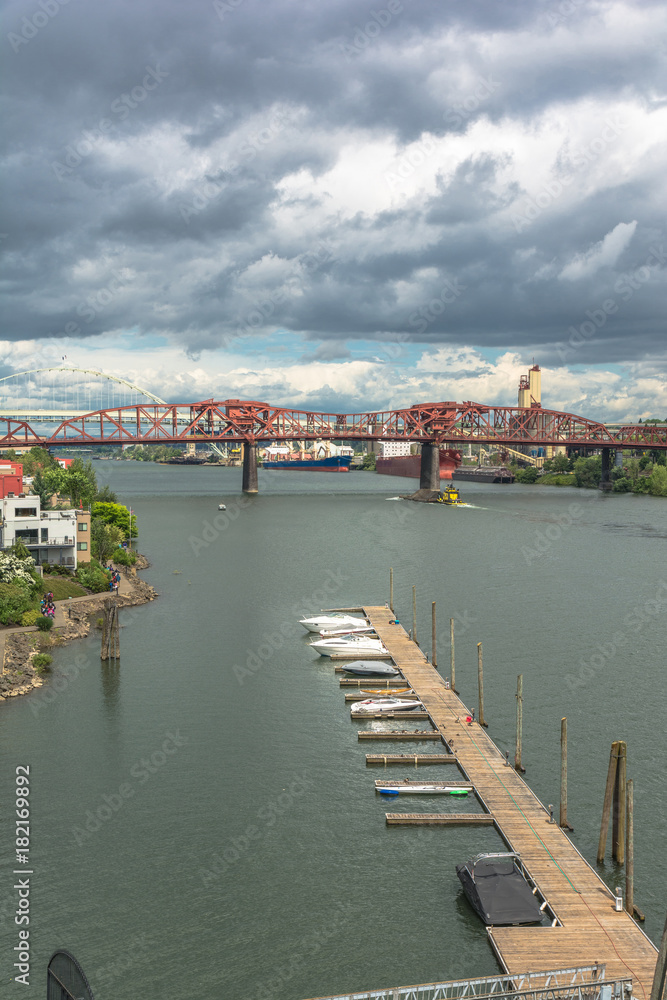 Fototapeta premium Willamette river in Portland, Oregon