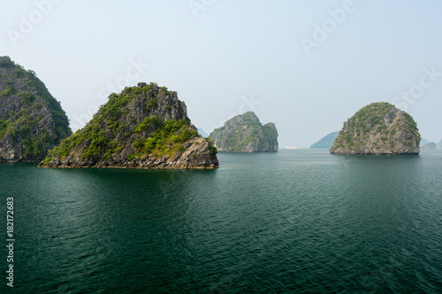 Fototapeta Naklejka Na Ścianę i Meble -  Small rocky islands in Halong Bay, Vietnam