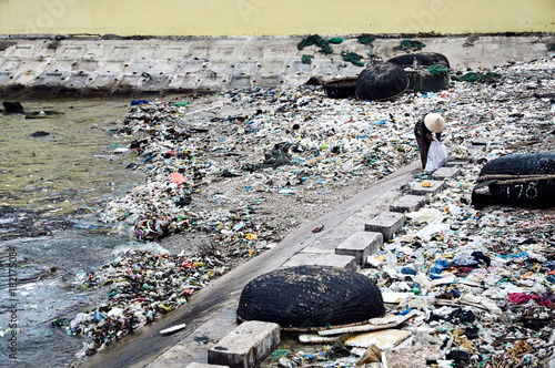 Vietnam - Müllsammlerin am Strand