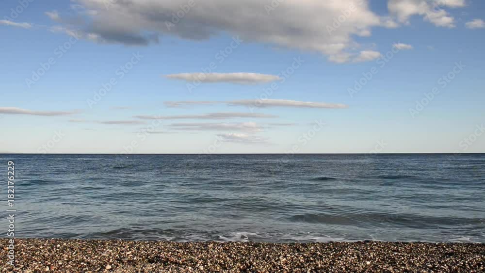 onde leggere di mare con cielo azzurro e nuvole onde leggere di mare con cielo azzurro e nuvole
