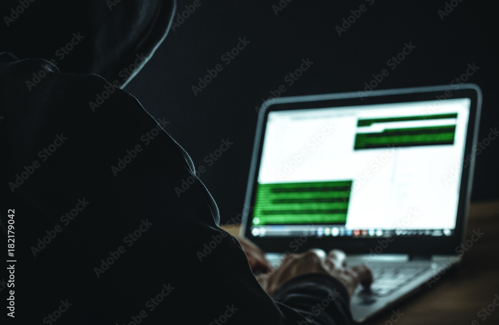 Mann mit Kapuzenpullover beim Hacken. Mann mit Kapuzenpullover beim Hacken.