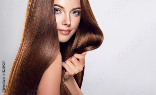 Piękna brunetka dziewczynka z długie proste gładkie włosy. Kobieta o zdrowej prostej fryzurze