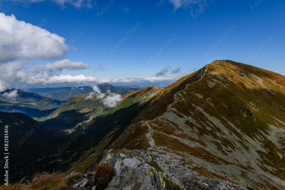 Obraz premium rocky mountain peak area view in slovakia