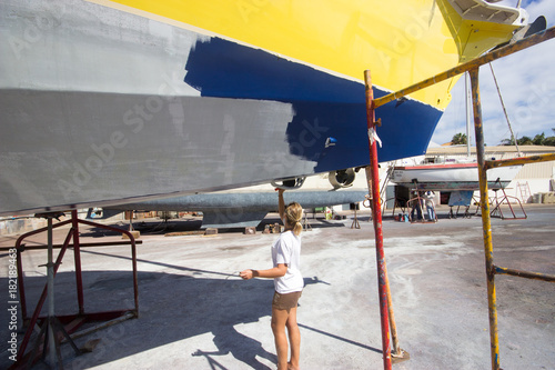 Application d'une couche d'antifouling sur un voilier