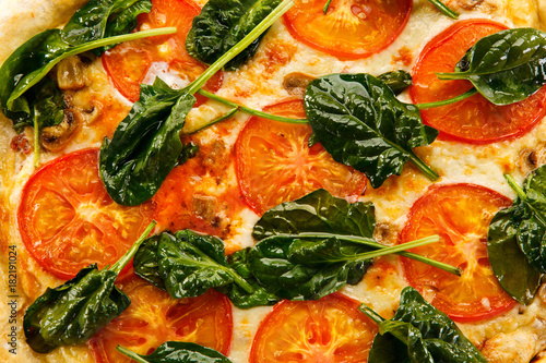 Pizza with spinach an tomatoes