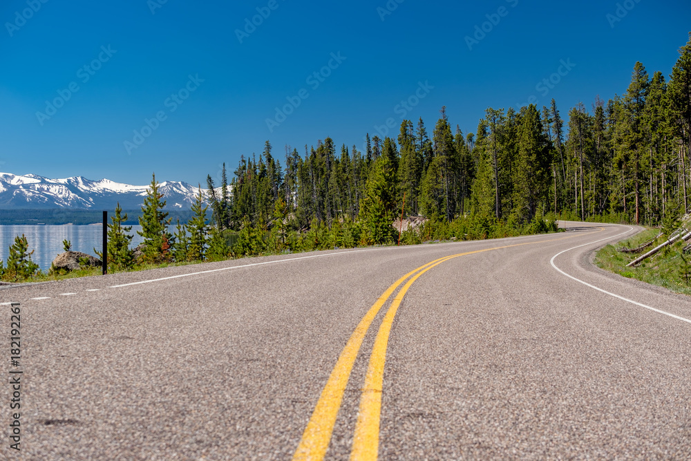 Fototapeta premium Highway by the lake in Yellowstone