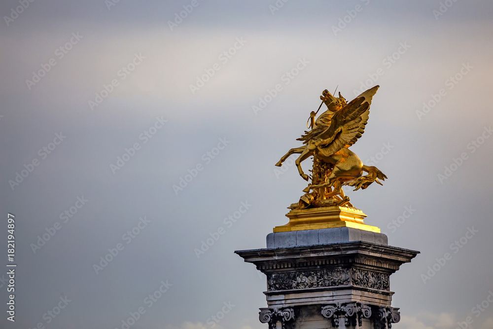 Obraz premium Golden sculptures in Paris