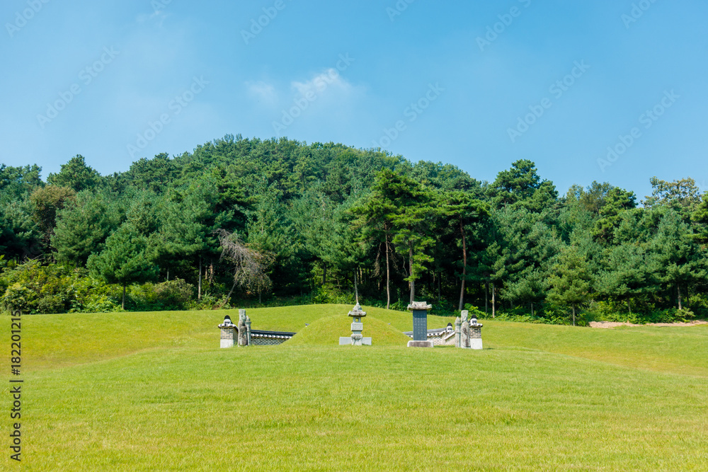 Obraz premium yesan-gun, Chungcheongnam-do, South Korea - August 31, 2017 : This is the Tomb of Wolseongwi Kim Han-sin.