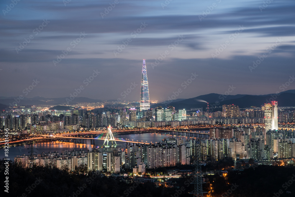 Fototapeta premium Beautiful city in night, cityscape of Seoul, South Korea, modern building and architecture at nighttime