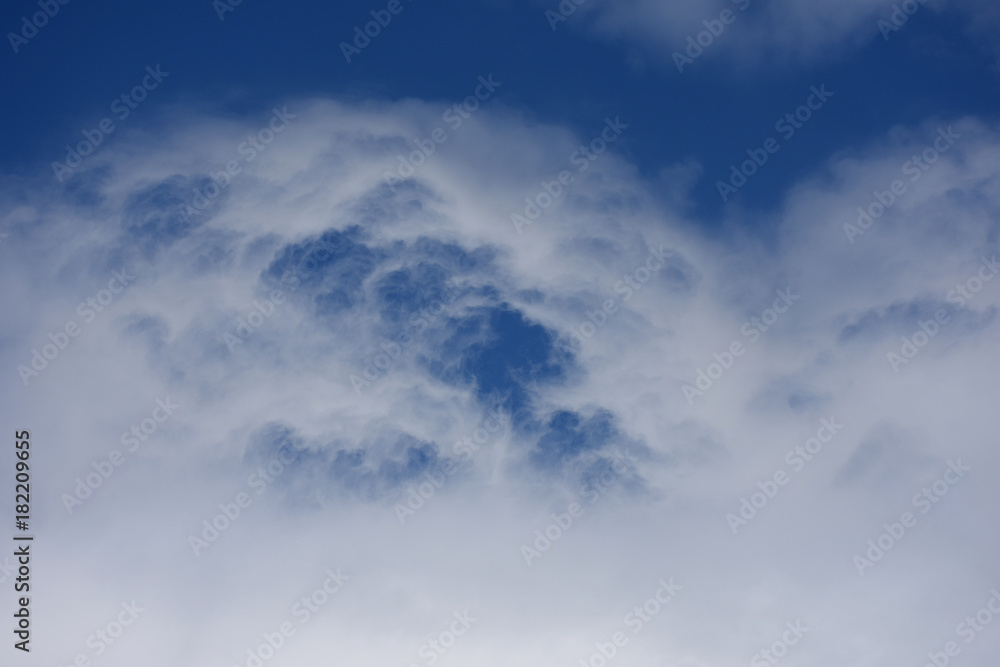  青空と雲「空想・雲のモンスターたち（モンスターたちが、まやもやと現れはじめたイメージなど）」（渦巻く嫉妬、もやもやした気持ち、渦巻く、気持ちが落ち着かいないなどのイメージ）