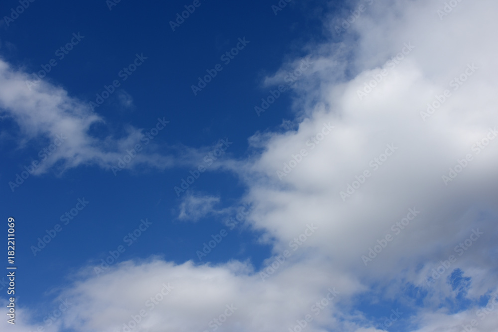 青空と雲「空想・雲のモンスターたち」（子供との絆、愛情を込めて、見つめる、優しい眼差しなどのイメージ）