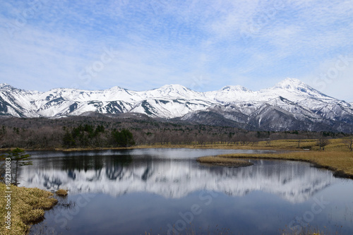 知床連峰と湖 © LEPANNEAU