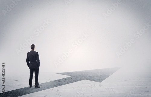Canvas-taulu Standing salesman looking ahead with arrow