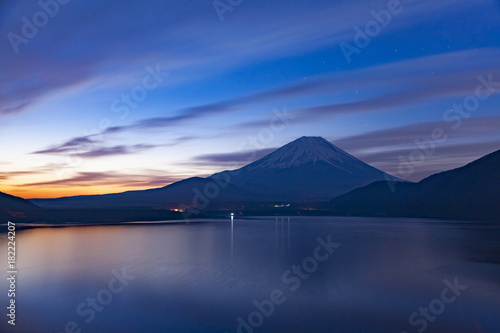 夜明けの富士山、山梨県本栖湖にて © photop5