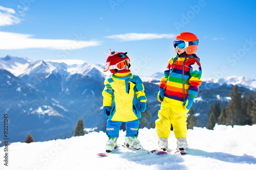 Zimowa zabawa na nartach i śniegu dla dzieci. Dzieci na nartach.