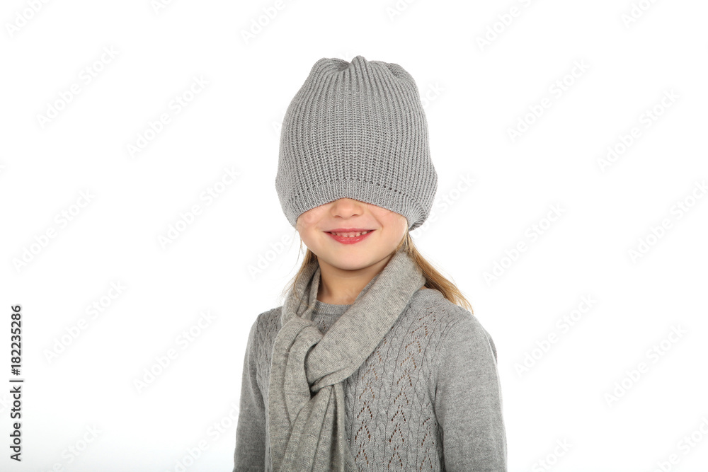 Kleines Mädchen hat eine Mütze über ihre Augen gezogen und lacht Stock  Photo | Adobe Stock