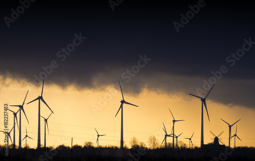 Windkraftanlage bei Sonnenuntergang. Ostfriesland.17199.jpg