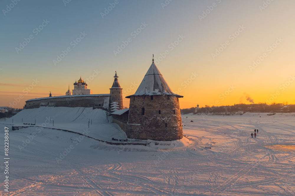 Obraz premium Pskov kremlin. River Velikaya. Russian winter.