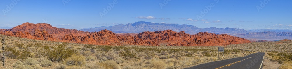 Aufnahme im Valley of Fire State Park in Nevada USA bei wolkenlosem blauen Himmel und mit leuchtend roten Felsformationen fotografiert nachmittags im Januar 2913