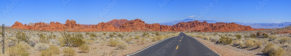 Aufnahme im Valley of Fire State Park in Nevada USA bei wolkenlosem blauen Himmel und mit leuchtend roten Felsformationen fotografiert nachmittags im Januar 2913 Aufnahme im Valley of Fire State Park in Nevada USA bei wolkenlosem blauen Himmel und mit leuchtend roten Felsformationen fotografiert nachmittags im Januar 2913