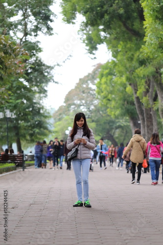 スマートホンで写真を撮る女性