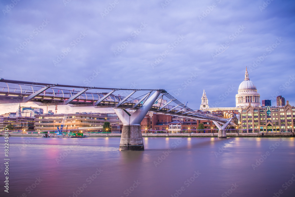 Obraz premium Millennium Bridge at Dusk