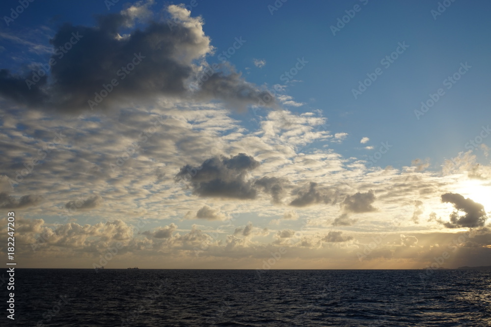 夕暮れの海とうろこ雲