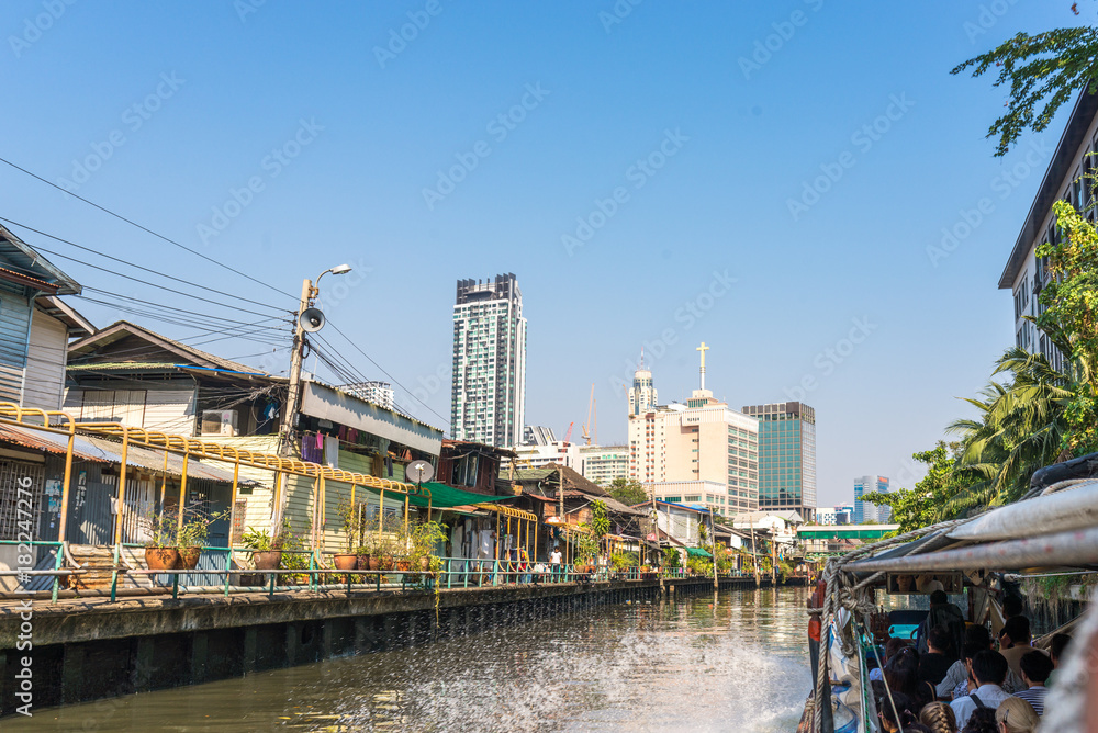 Obraz premium Residential and commercial areas along Khlong Saen Saep in central Bangkok. There is a boat service with a water bus that connects the western districts of Bangkok to the Chao Phraya River.