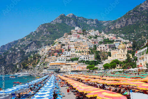 Fototapeta Naklejka Na Ścianę i Meble -  Sea and row of umbrellas on beach of Positano - famous old italian resort, Italy