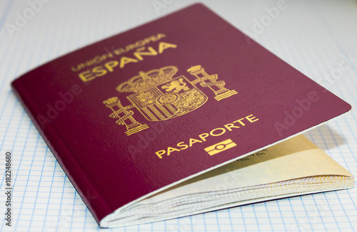  Spanish passport white grid background - Pasaporte español fondo blanco cuadriculado