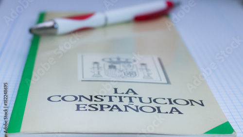 Book of the Spanish constitution and pen - El libro de la constitución española con un boligrafo