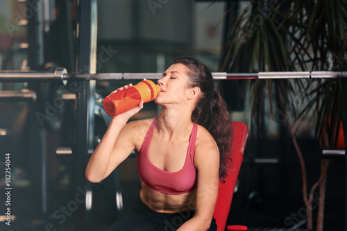 Beautiful young woman drink...