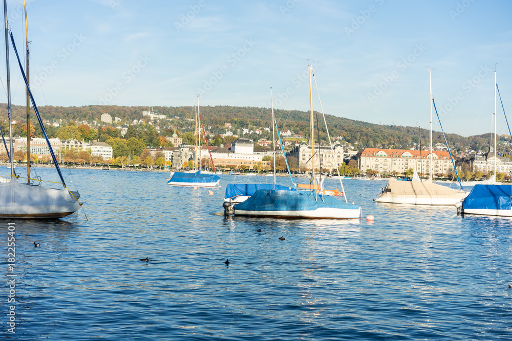 Obraz premium lake zurich with city buildings, boats and blue water