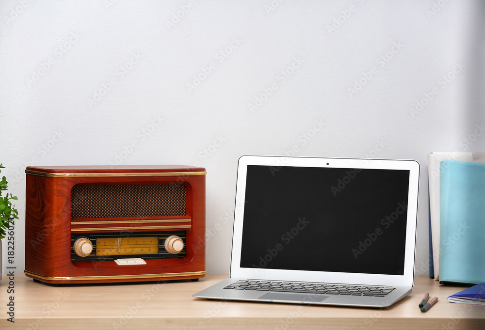 Obraz premium Retro radio on table in room