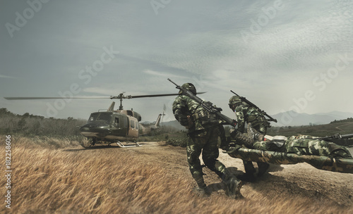 Fototapeta Tajlandzcy żołnierze armii w pełnym mundurze niosący pacjenta do samolotu, szkolenie wojskowe