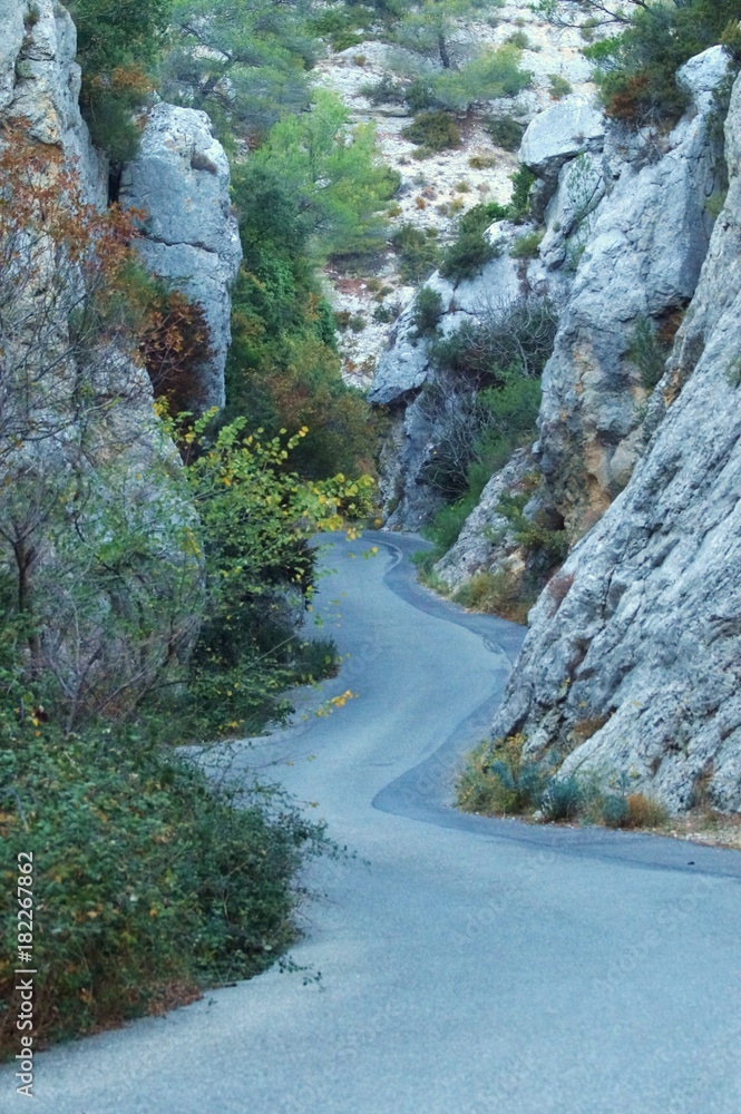 Route serpentant entre les rochers Meyrargues