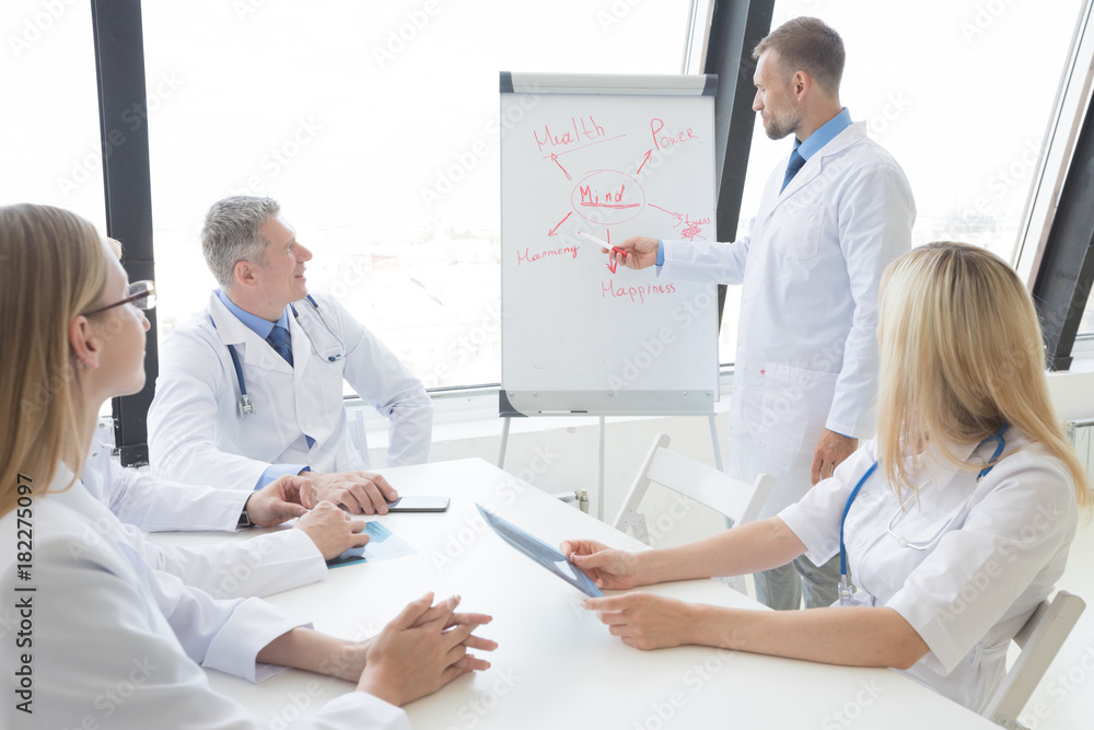 Obraz premium Team of doctors discuss mental health