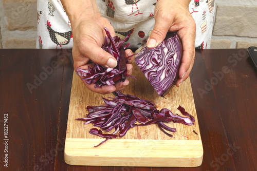 Rotkohl in Streifen schneiden, raspeln 