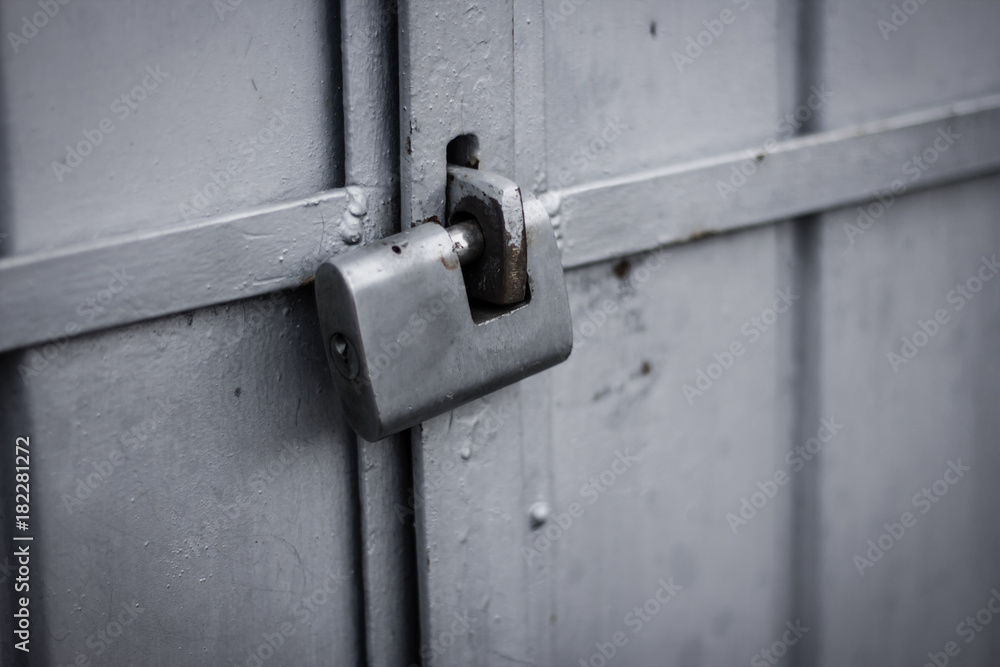 Metallic padlock to a container door