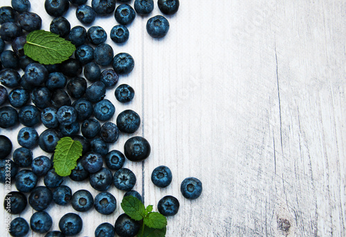 Murais de parede Fresh blueberries on a table