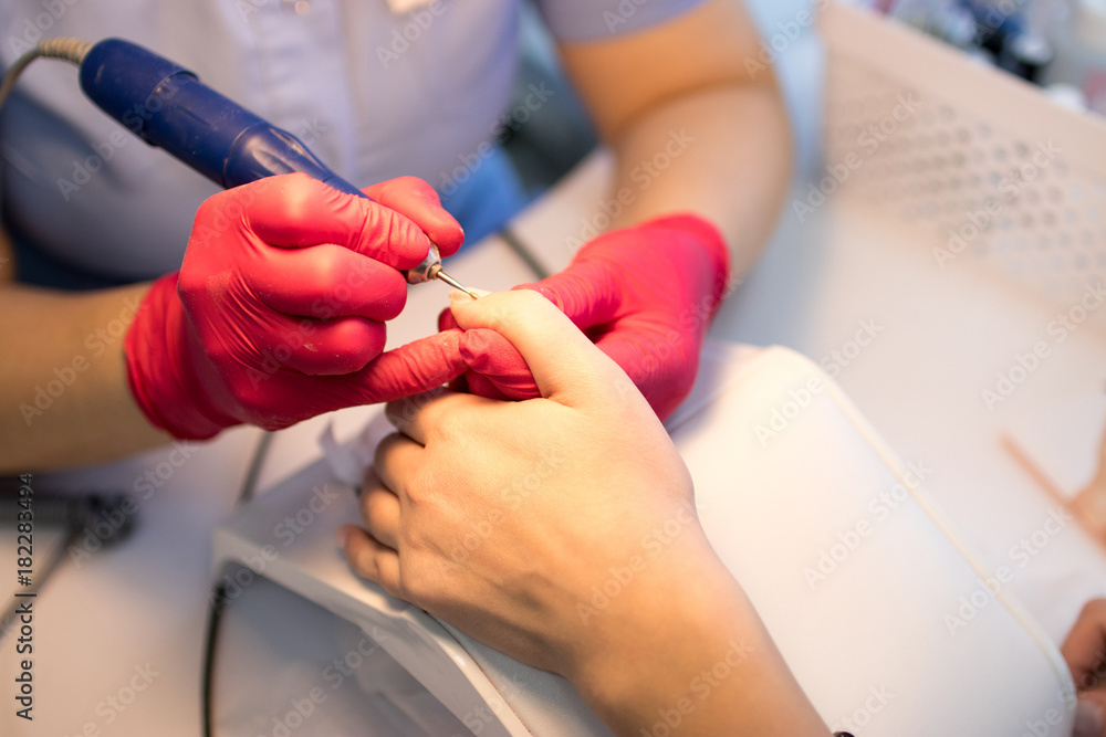 Fototapeta premium master in the beauty salon getting a manicure client