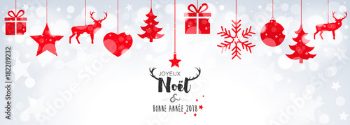 Carte de Noël avec décorations suspendues sur bokeh