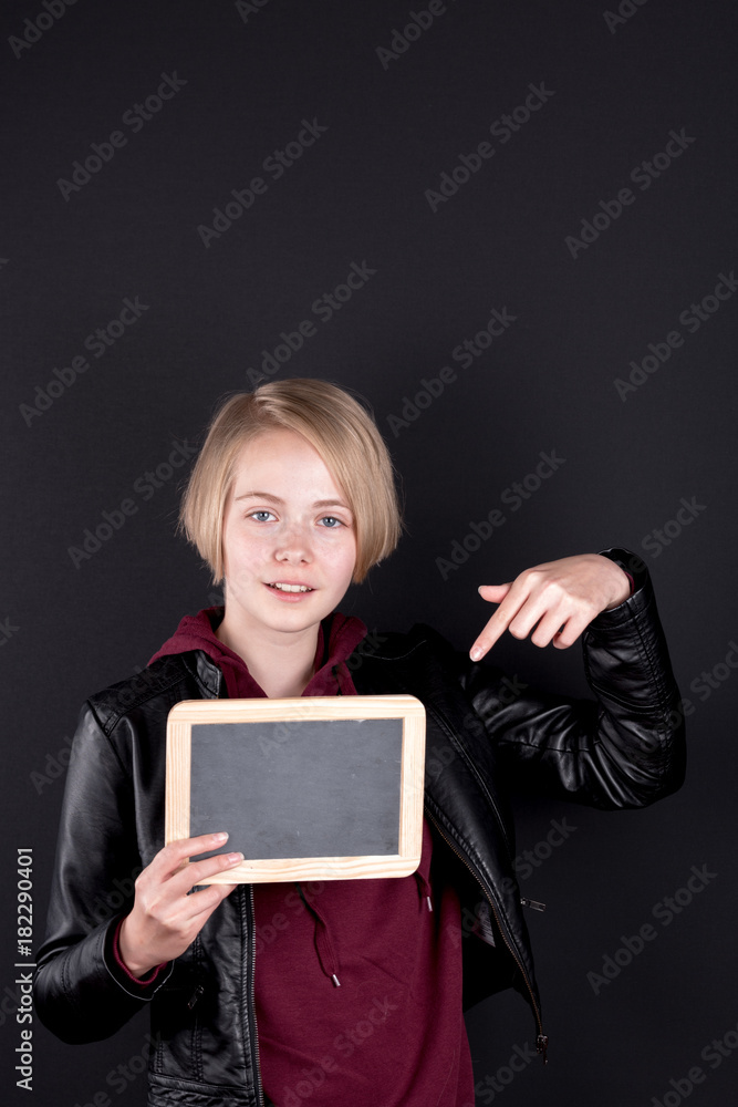 Schülerin mit Kreidetafel in der Hand Schülerin mit Kreidetafel in der Hand
