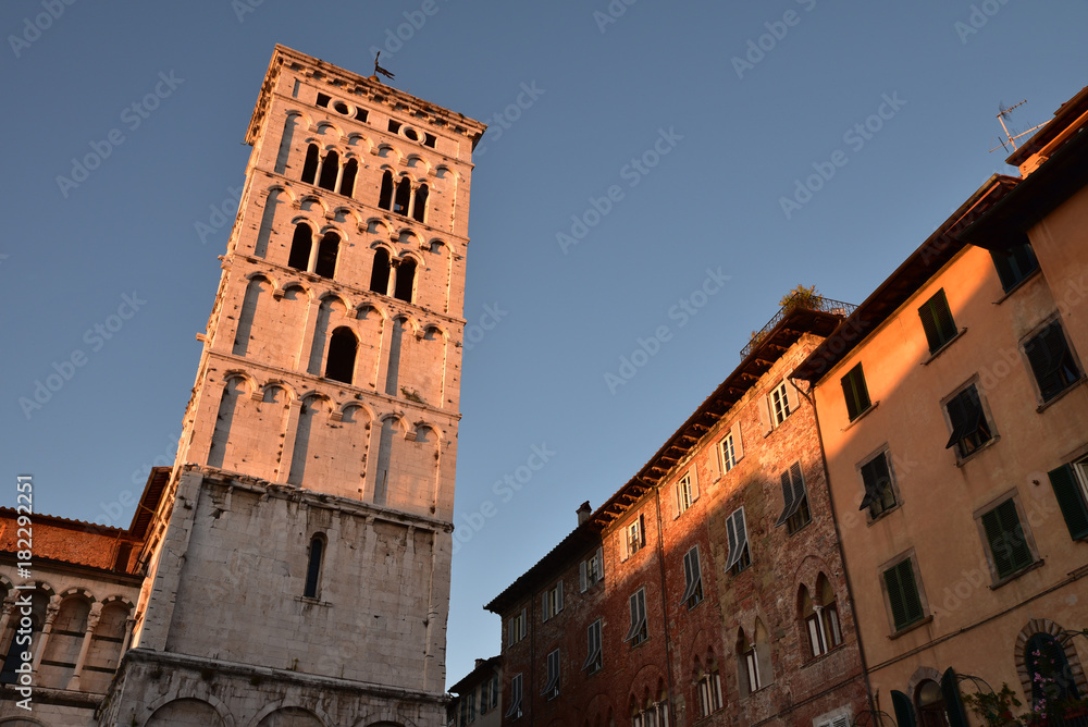 Campanile de l'église San Michele à Lucca en Toscane, Italie Campanile de l'église San Michele à Lucca en Toscane, Italie