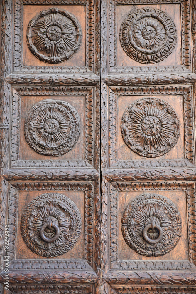 Porte sculptée du Duomo à Lucca en toscane, Italie